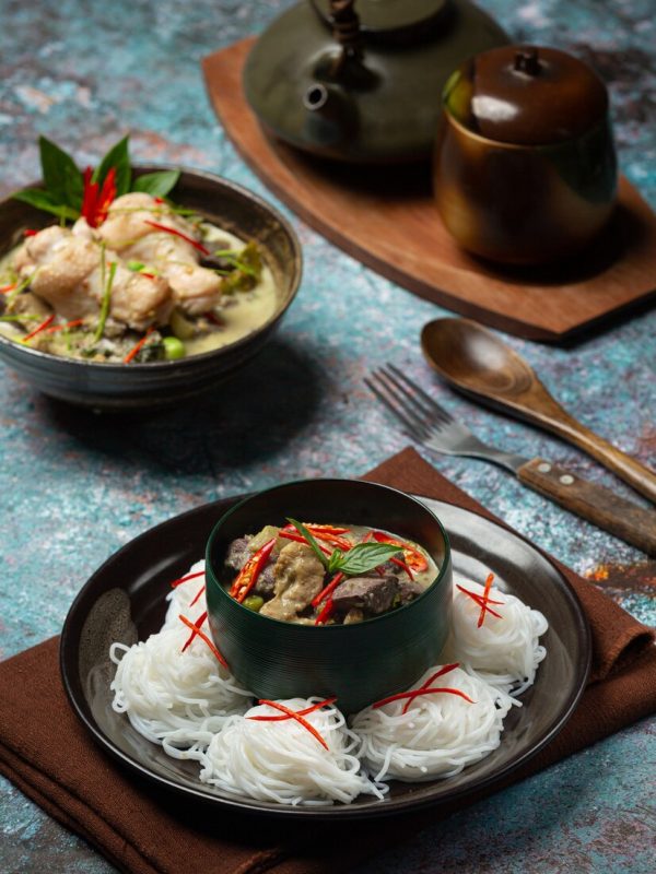 rice-noodles-chicken-green-curry-coconut-milk-thai-food_1150-25315